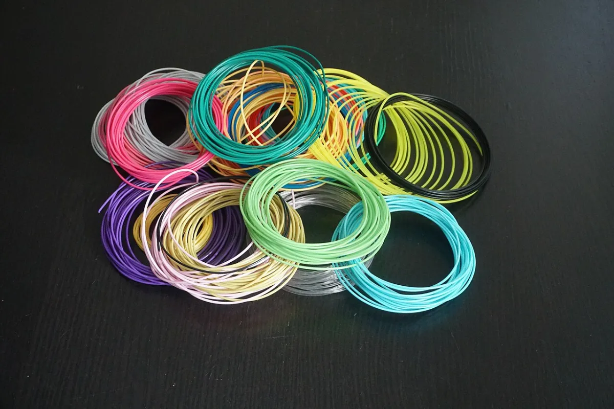 Nhiều cuộn nhựa in 3D đủ màu sắc