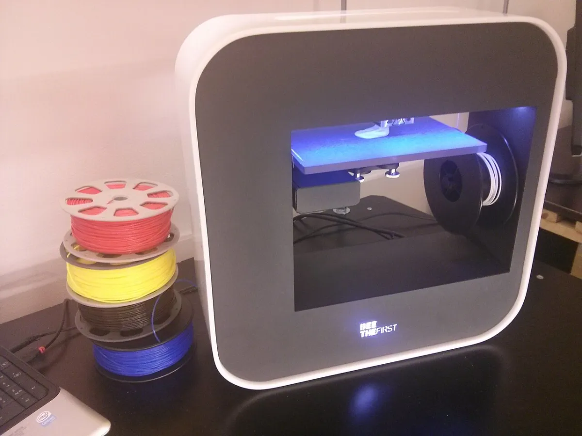 Máy in 3D và các cuộn nhựa filament